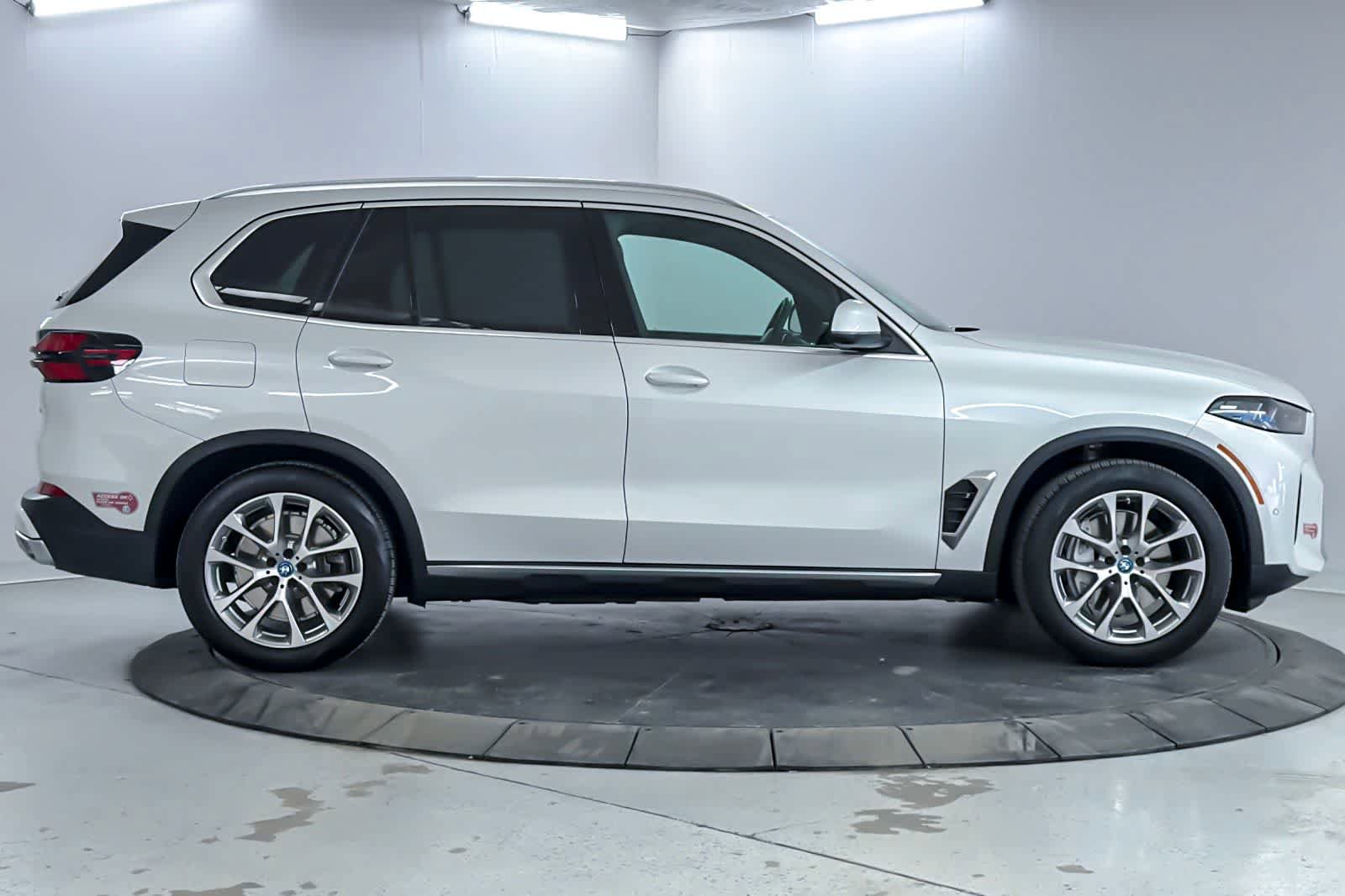 Used 2024 BMW X5 xDrive50e w/ Premium Package AWD/4WD image 8