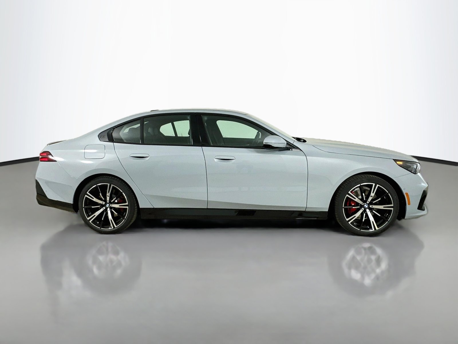 New 2027 BMW 530i xDrive w/ M Sport Package AWD/4WD image 4
