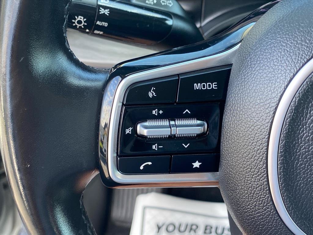 Certified 2022 Kia Carnival EX FWD image 19