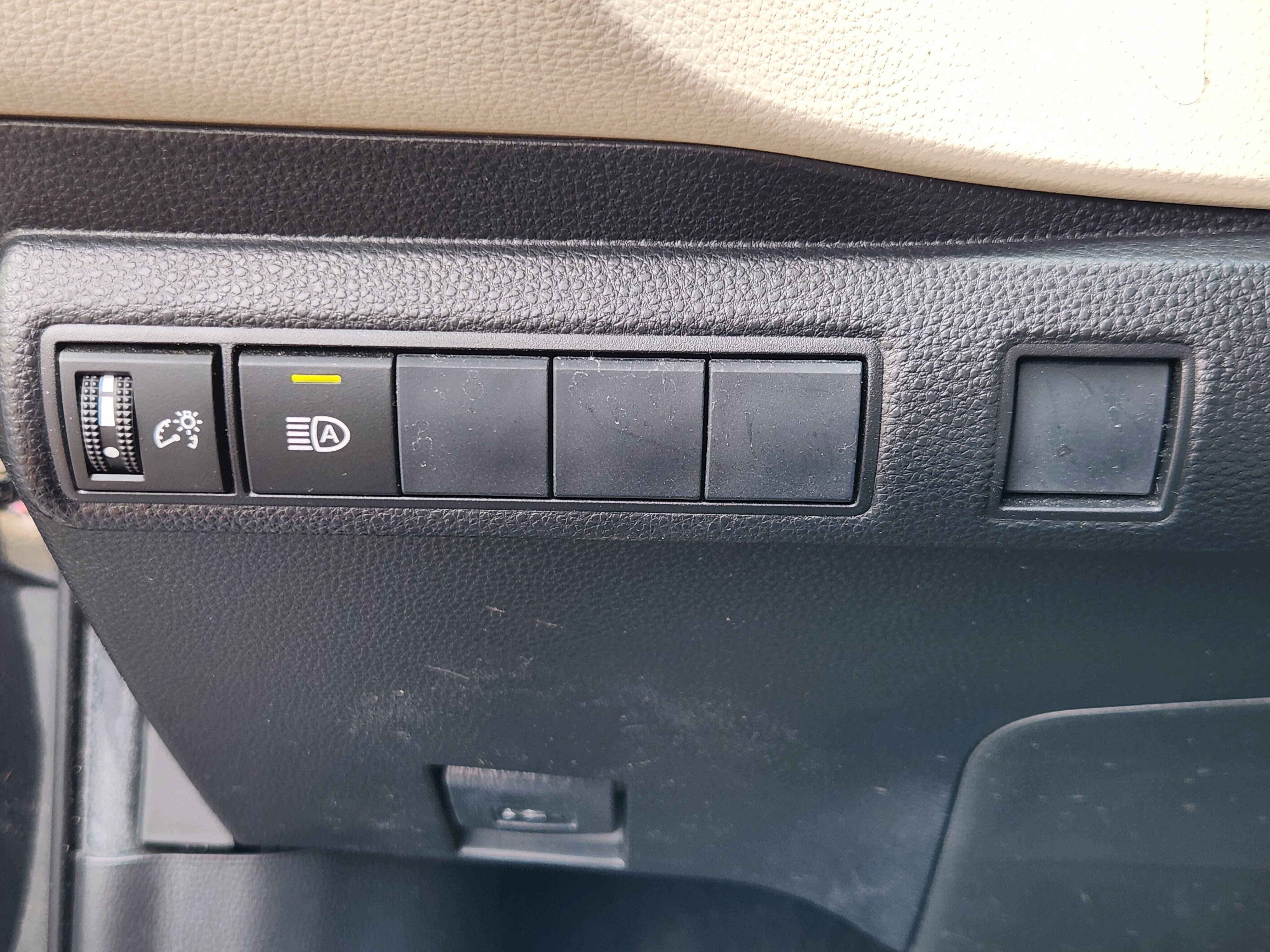 Used 2020 Toyota Corolla LE FWD image 24