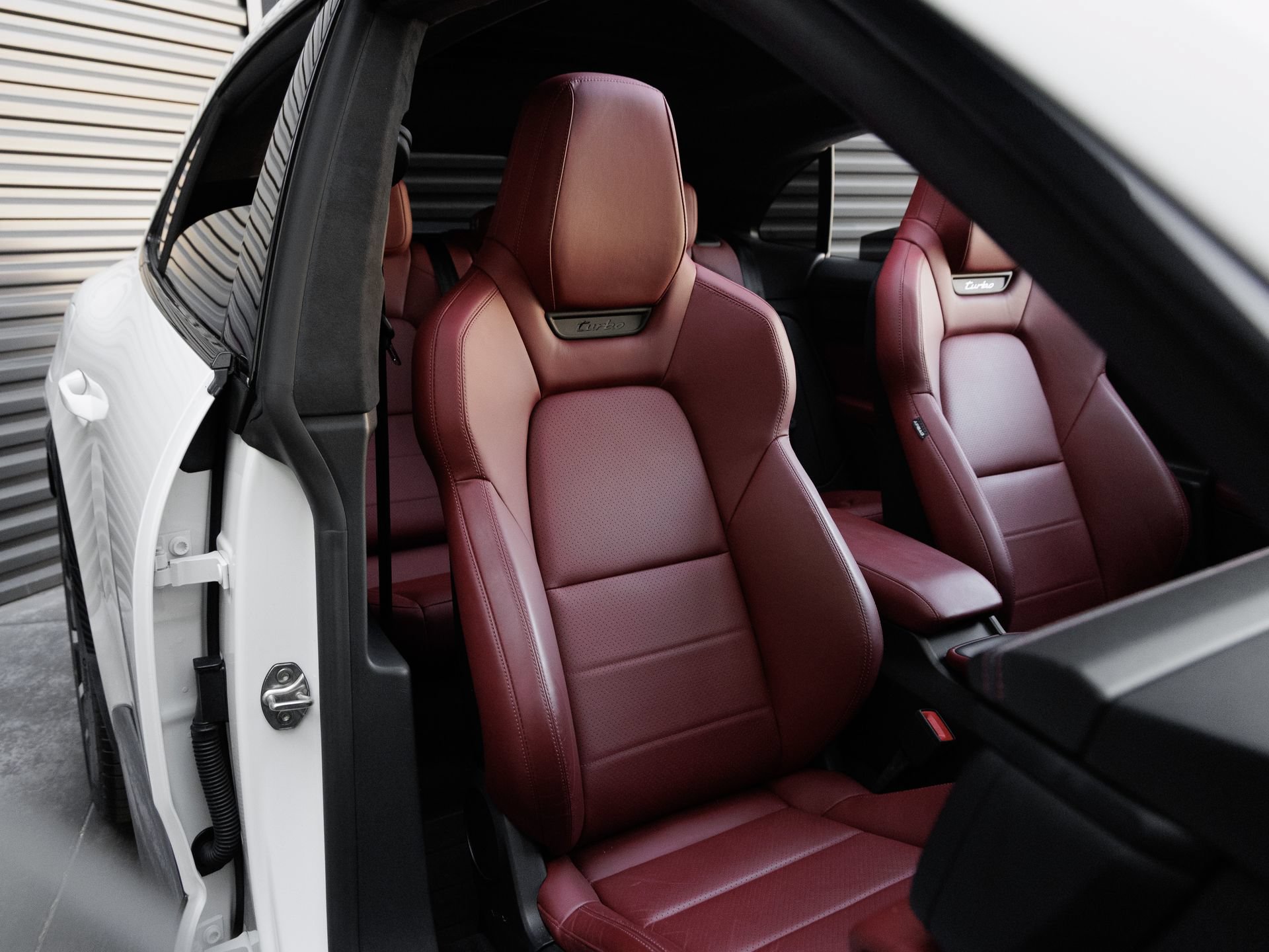 Certified 2025 Porsche Macan Turbo Electric AWD/4WD image 34