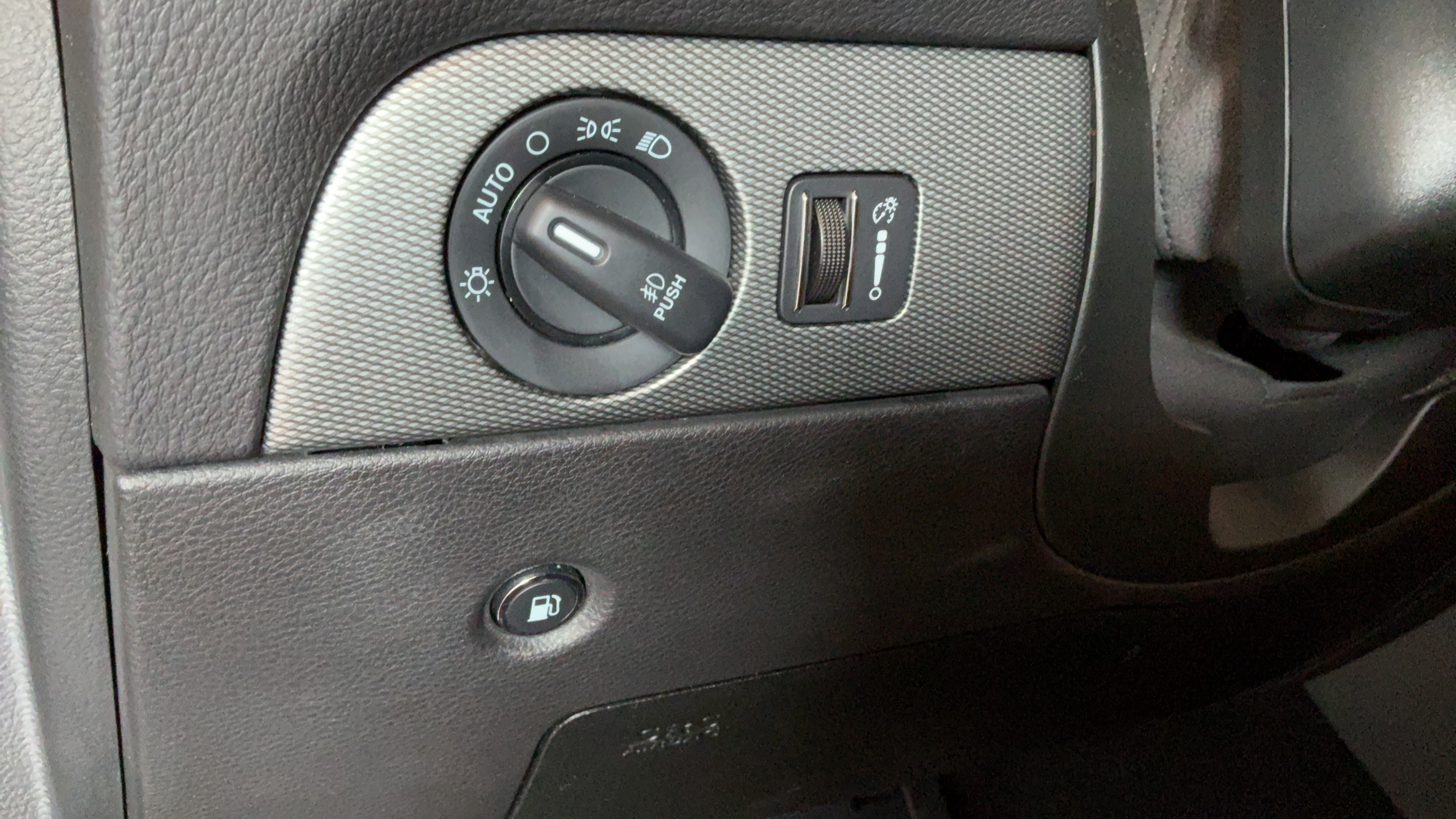 Used 2020 Dodge Durango R/T w/ Blacktop Package AWD/4WD image 18