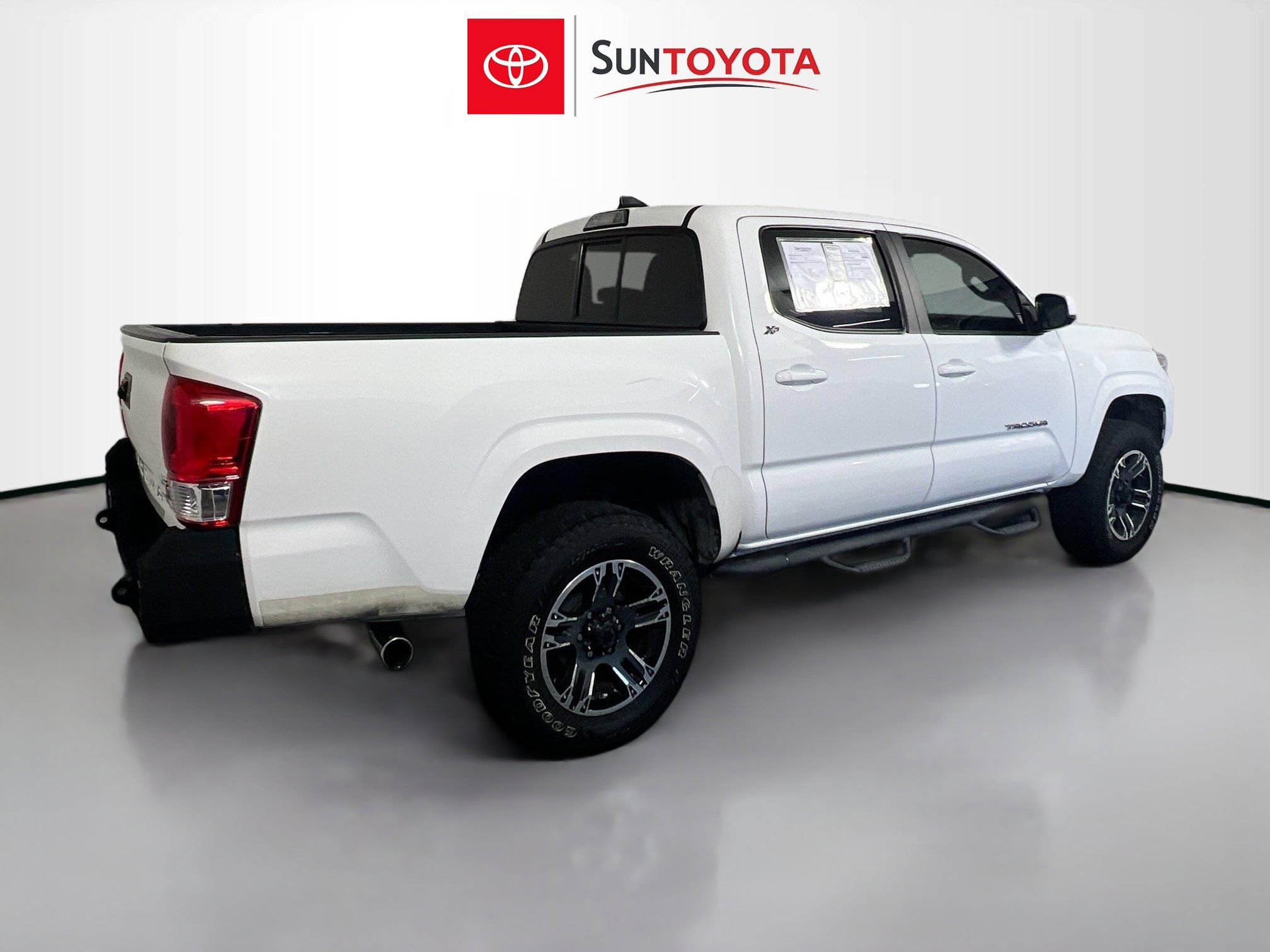 Used 2016 Toyota Tacoma SR5 w/ Towing Package image 4