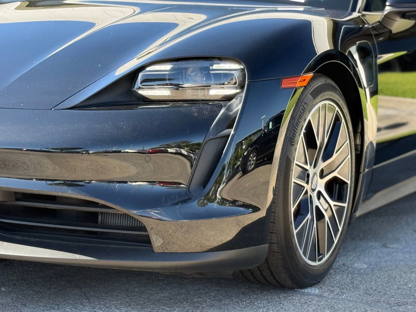 Used 2024 Porsche Taycan image 4