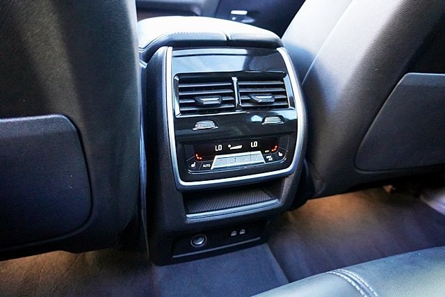Used 2025 BMW X5 xDrive50e AWD/4WD image 27