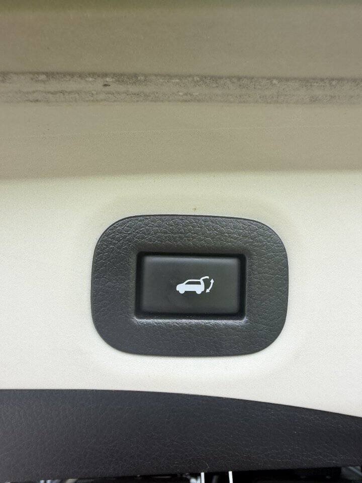 Used 2015 Nissan Rogue SV w/ SV Premium Package FWD image 18