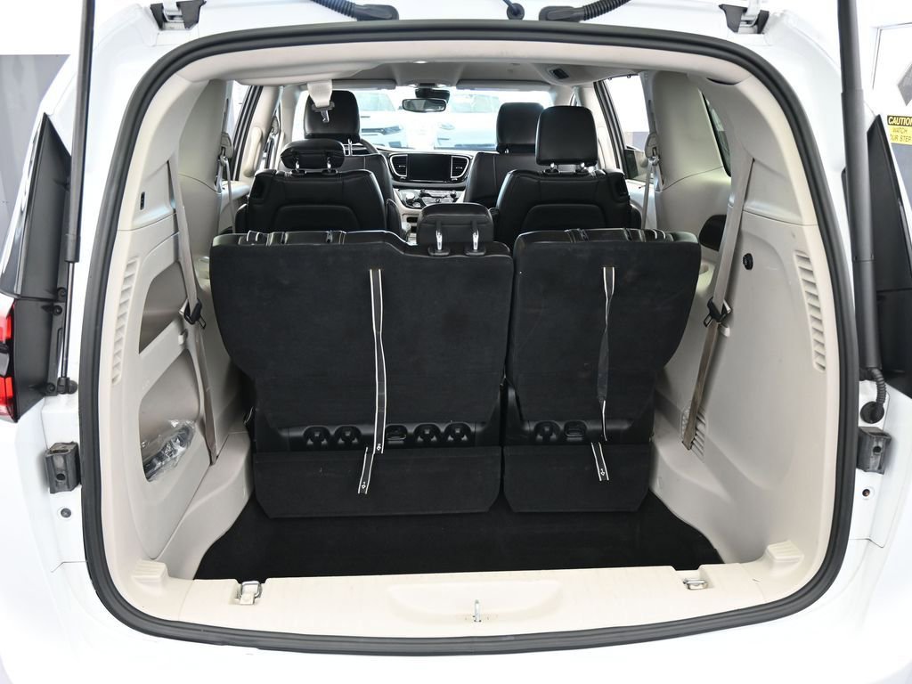 Used 2023 Chrysler Pacifica Touring-L image 38