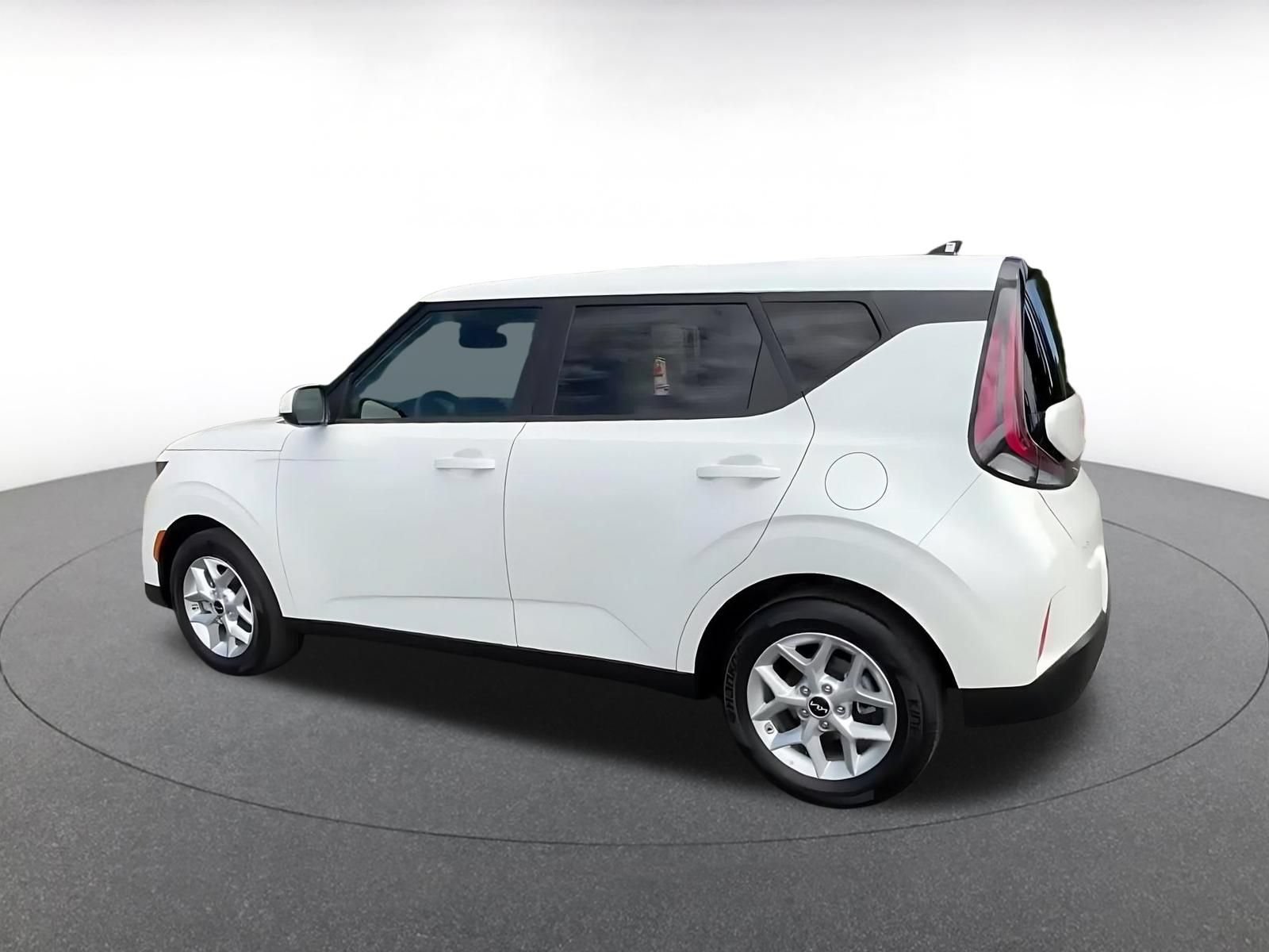 Used 2025 Kia Soul LX w/ LX Technology Package FWD image 10