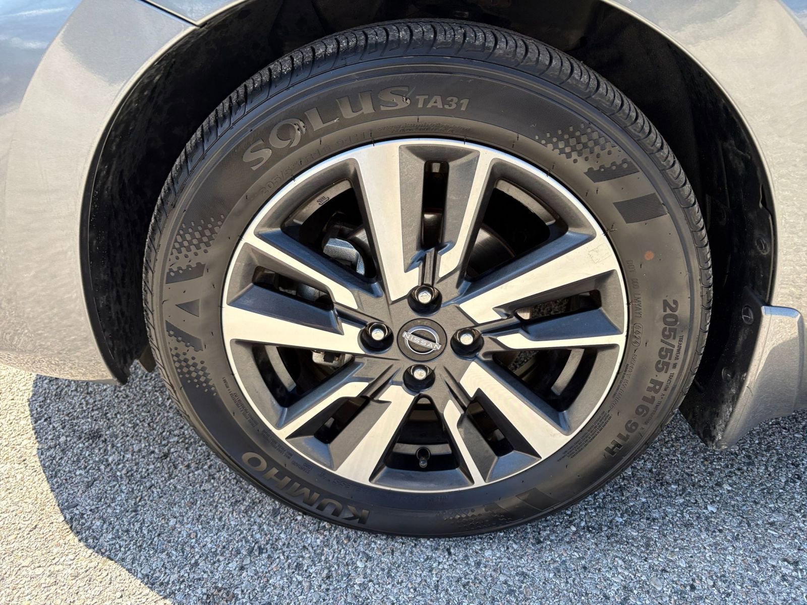 Used 2025 Nissan Versa SV w/ Trunk Package image 28