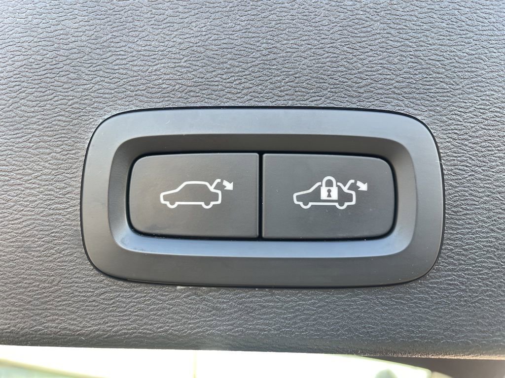 Used 2021 Volvo XC40 T5 R-Design w/ Advanced Package image 7