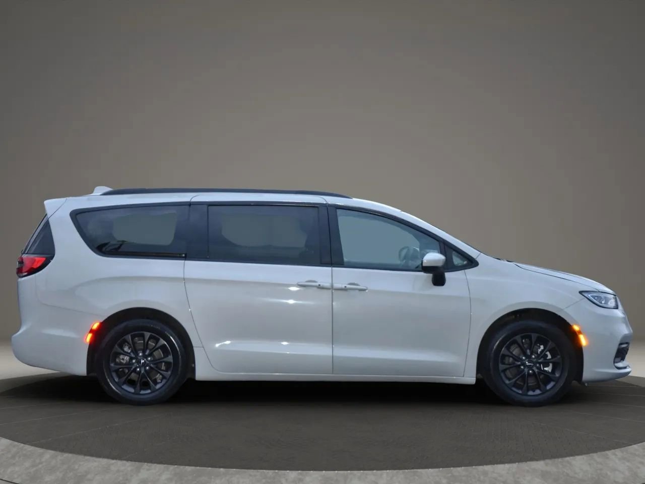 Used 2021 Chrysler Pacifica Touring w/ S Appearance Package image 14