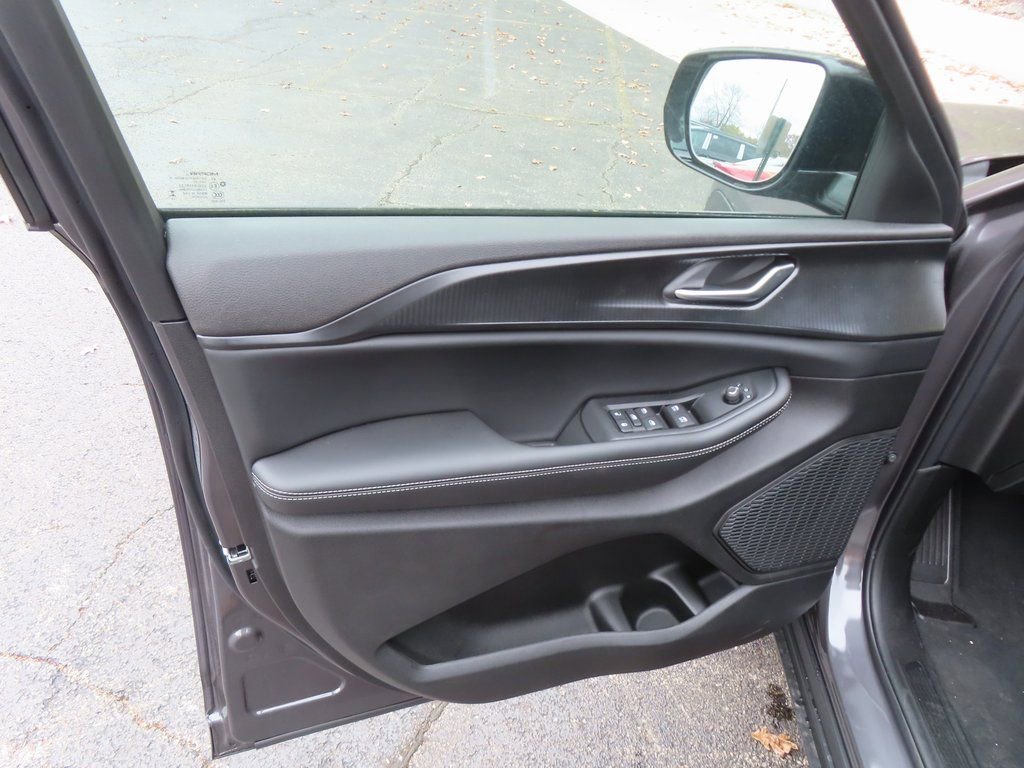 New 2025 Jeep Grand Cherokee Altitude image 20