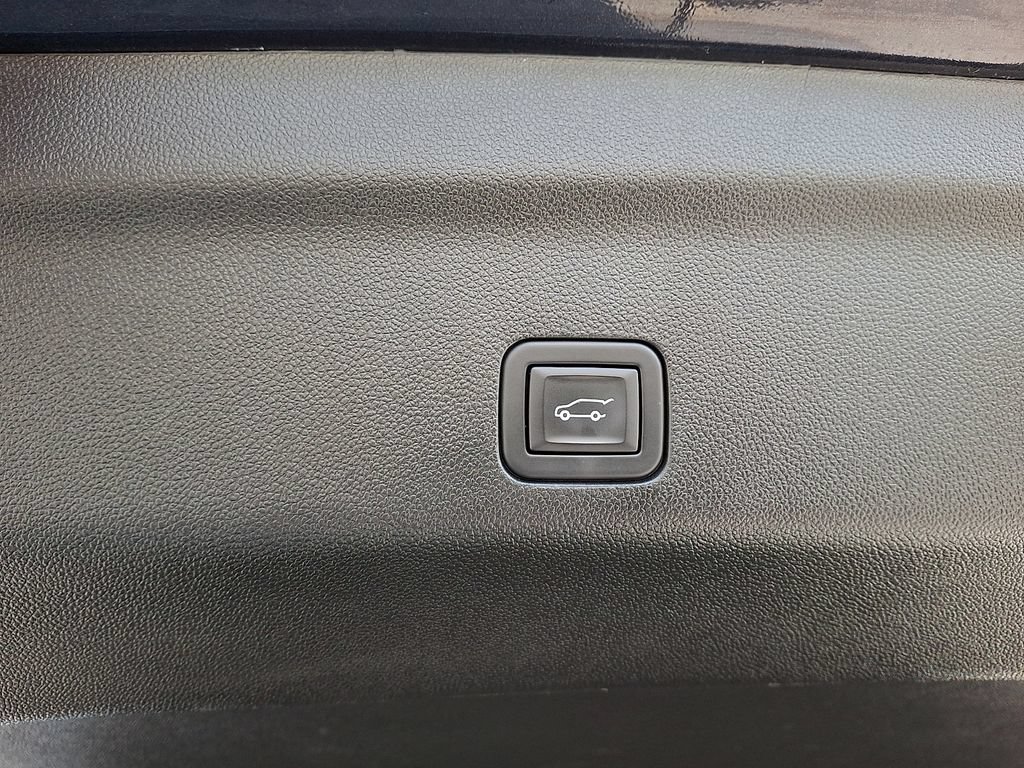 Used 2023 Chevrolet Tahoe Premier AWD/4WD image 32