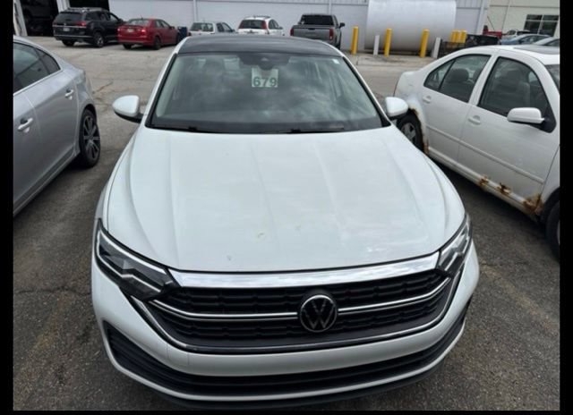 Certified 2023 Volkswagen Jetta SE w/ Panoramic Sunroof Package FWD image 10