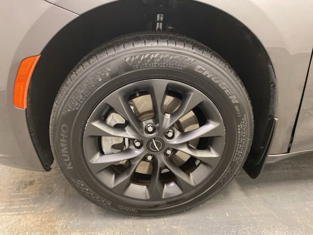 Used 2021 Chrysler Pacifica Touring image 34