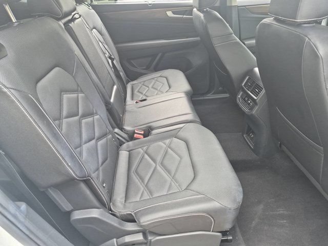 Used 2025 Volkswagen Atlas SE FWD image 30
