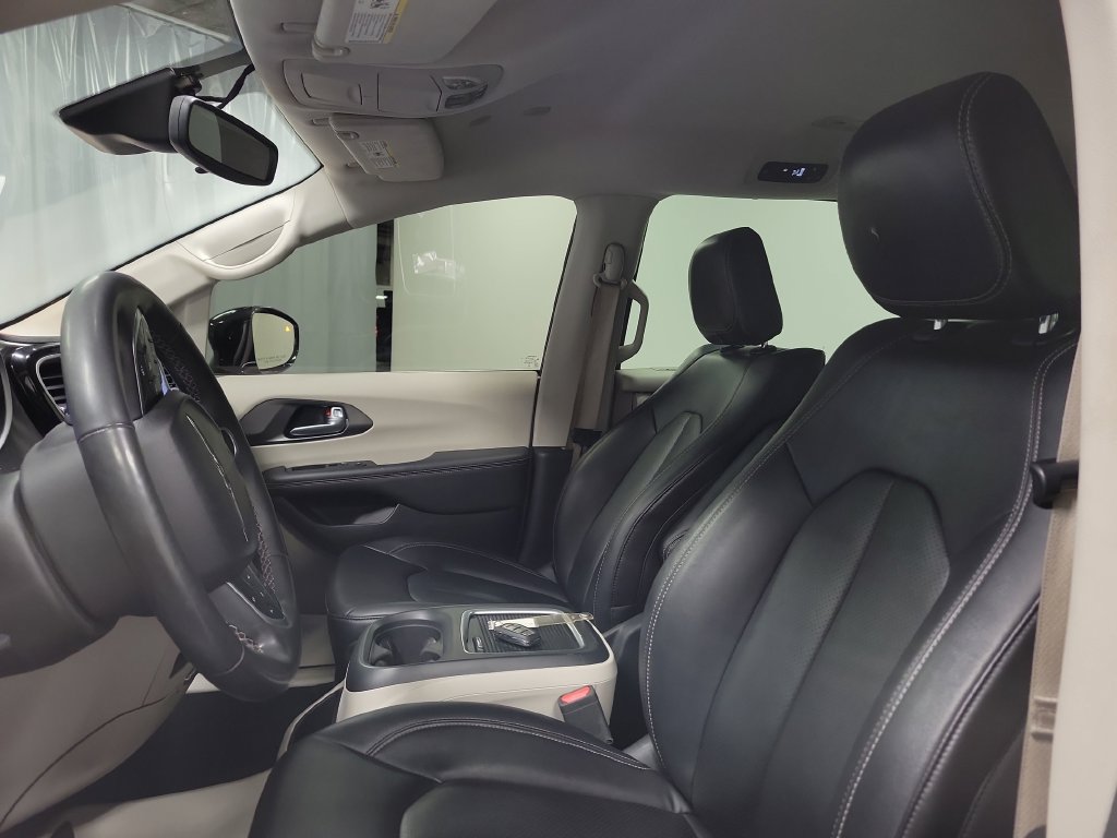 Used 2024 Chrysler Pacifica Touring-L FWD image 15