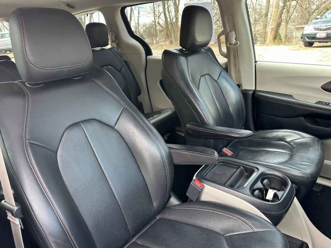 Used 2018 Chrysler Pacifica Touring-L w/ Tire & Wheel Group image 14