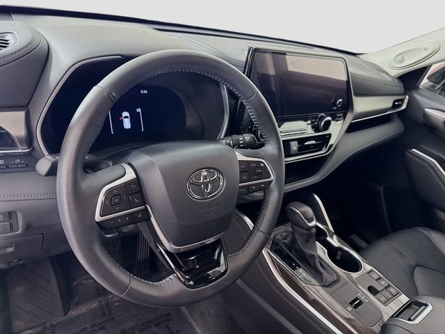 Used 2024 Toyota Highlander Limited image 9