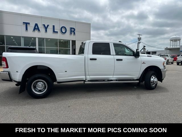 Used 2024 RAM 3500 Tradesman w/ Chrome Appearance Group AWD/4WD image 18