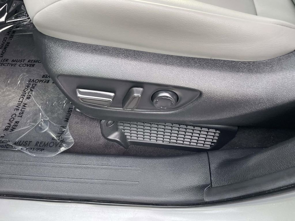 Used 2025 Toyota Sienna XLE image 29