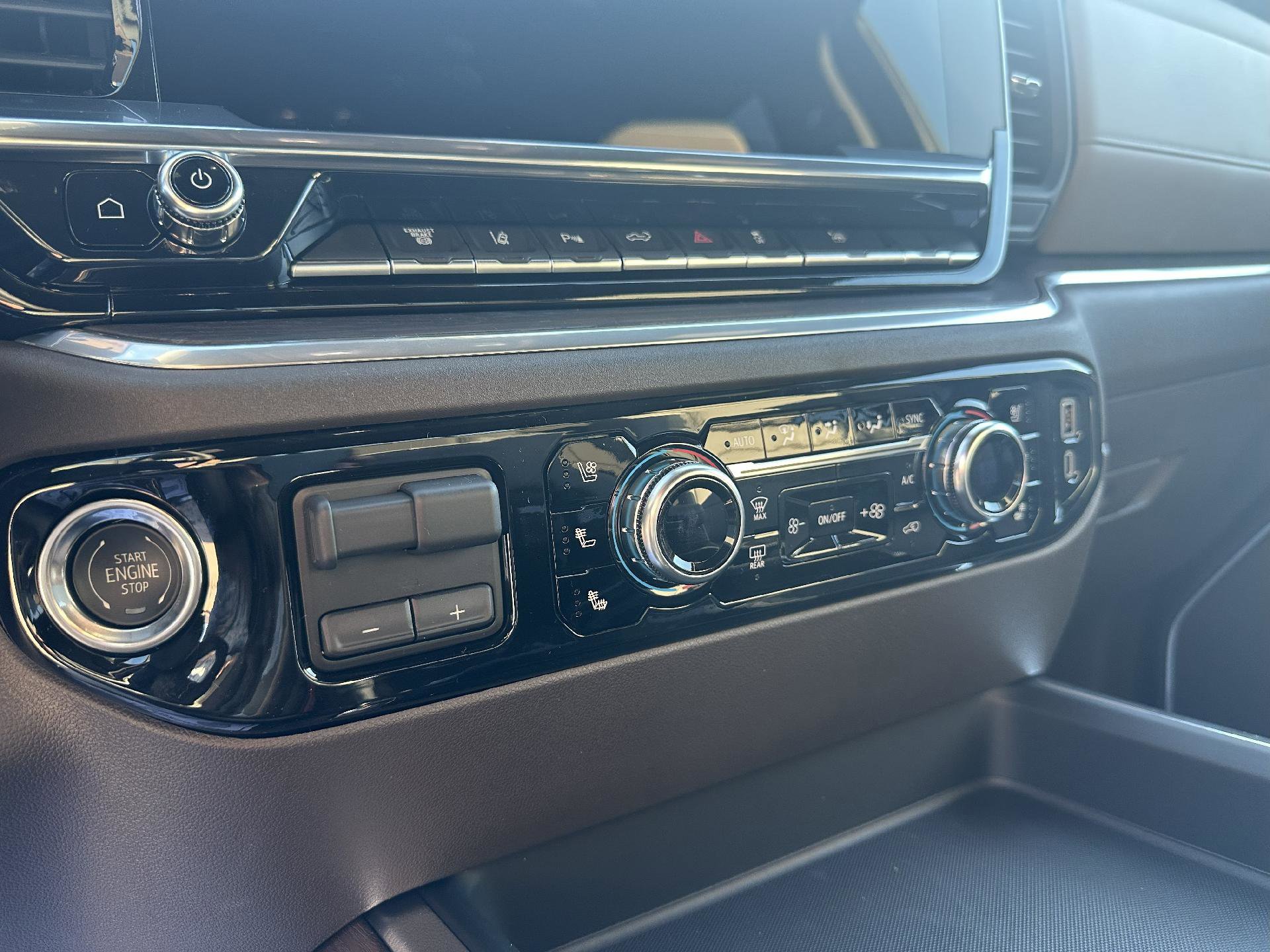 New 2026 GMC Sierra 3500 SLT w/ SLT Convenience Package image 15