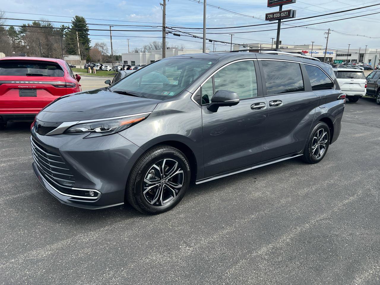 Used 2025 Toyota Sienna Platinum image 1
