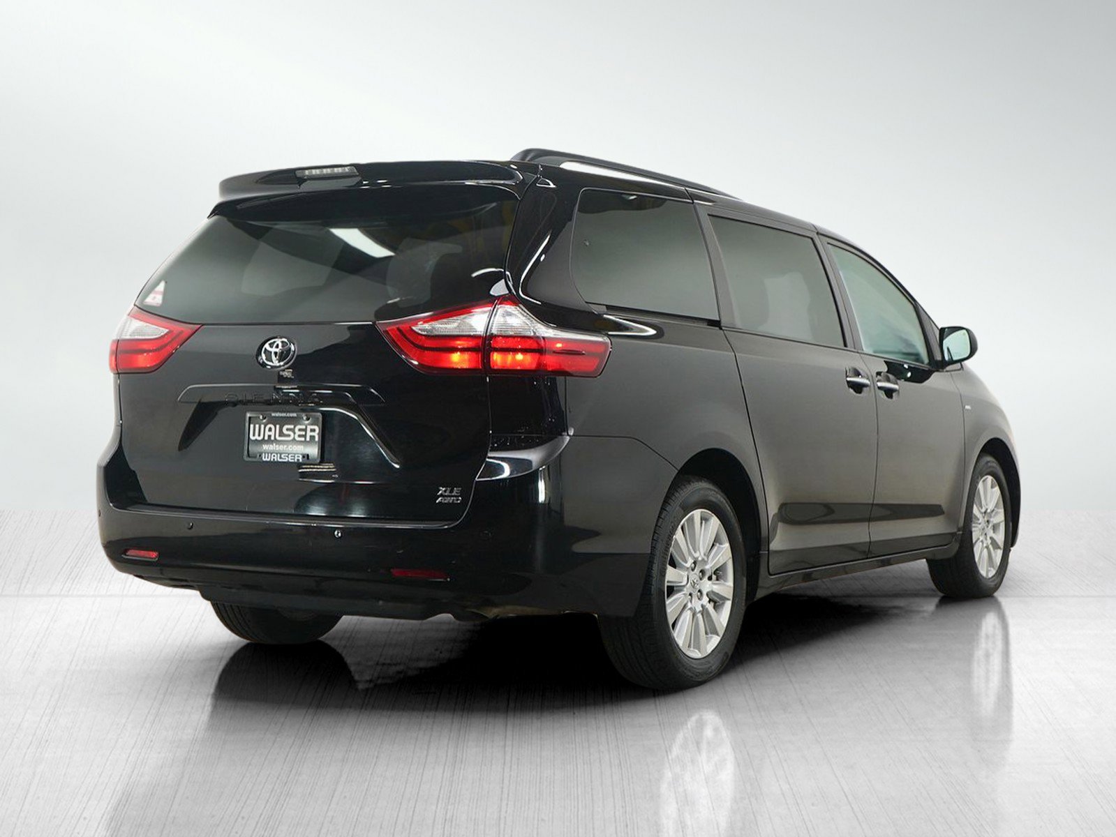 Used 2017 Toyota Sienna XLE image 5