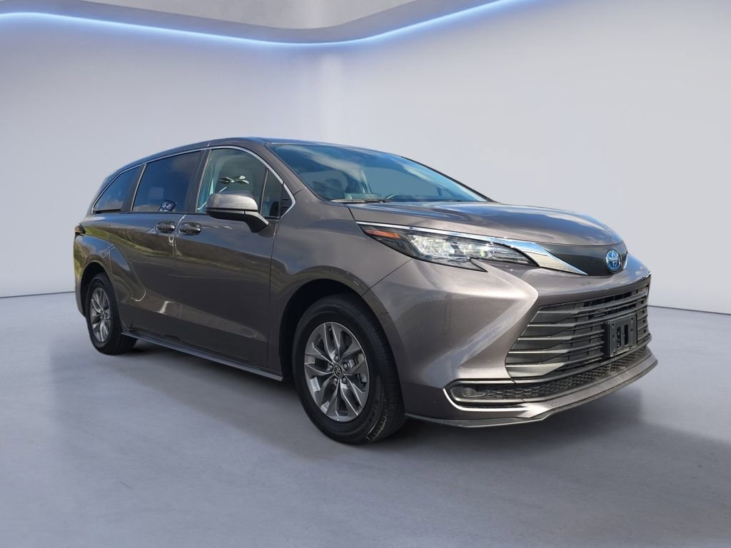Used 2024 Toyota Sienna LE image 7