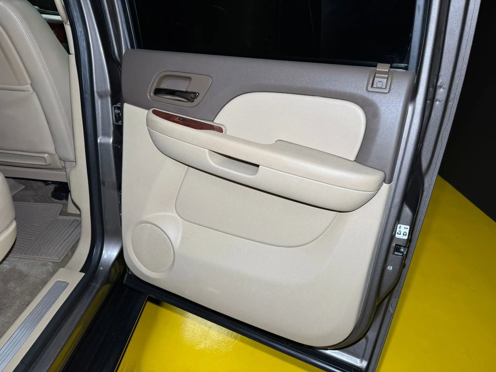 Used 2012 Chevrolet Suburban LTZ image 7