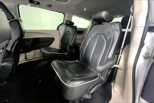 Used 2023 Chrysler Pacifica Limited FWD image 26
