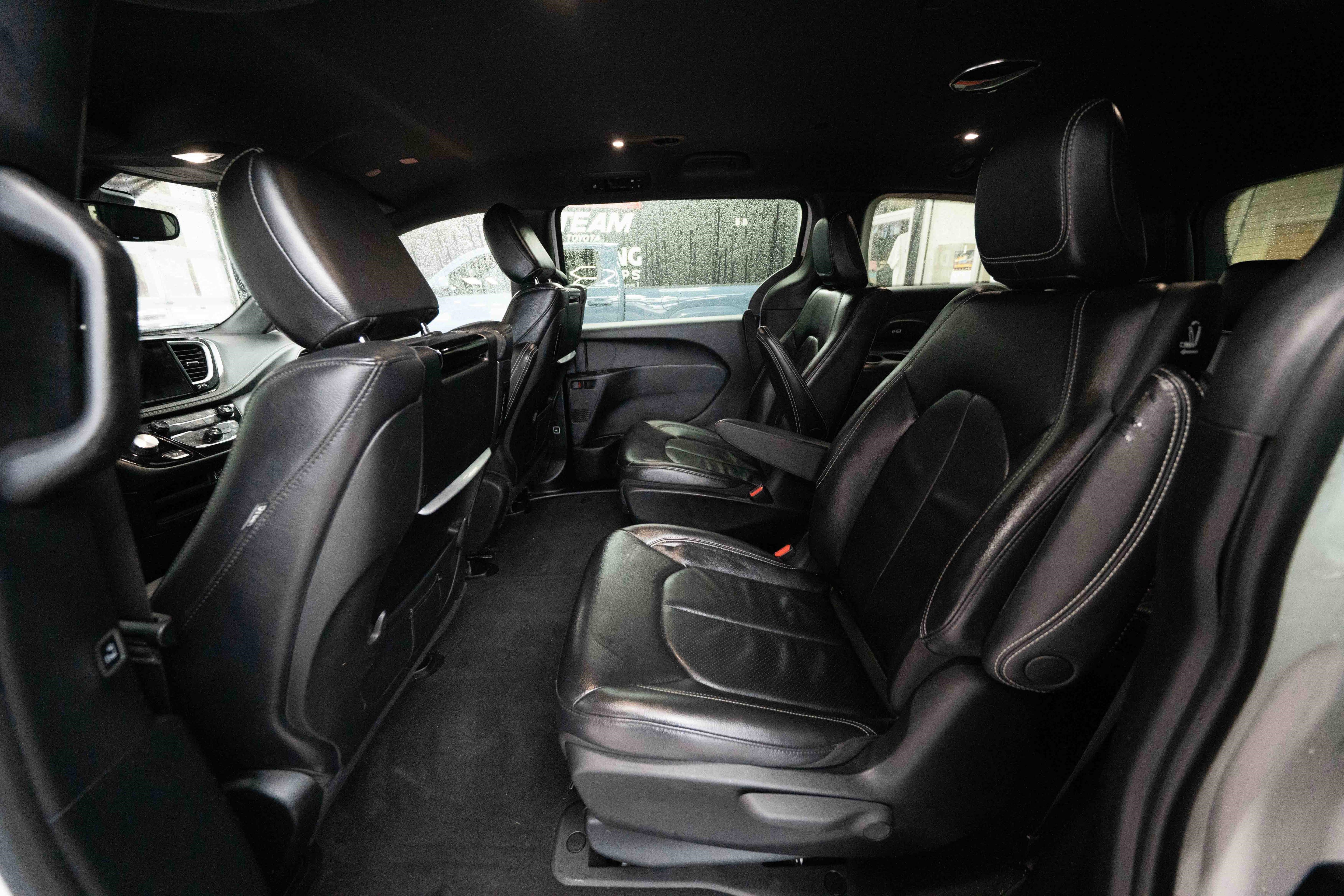 Used 2022 Chrysler Pacifica Touring-L w/ Uconnect Theater Family Group image 23