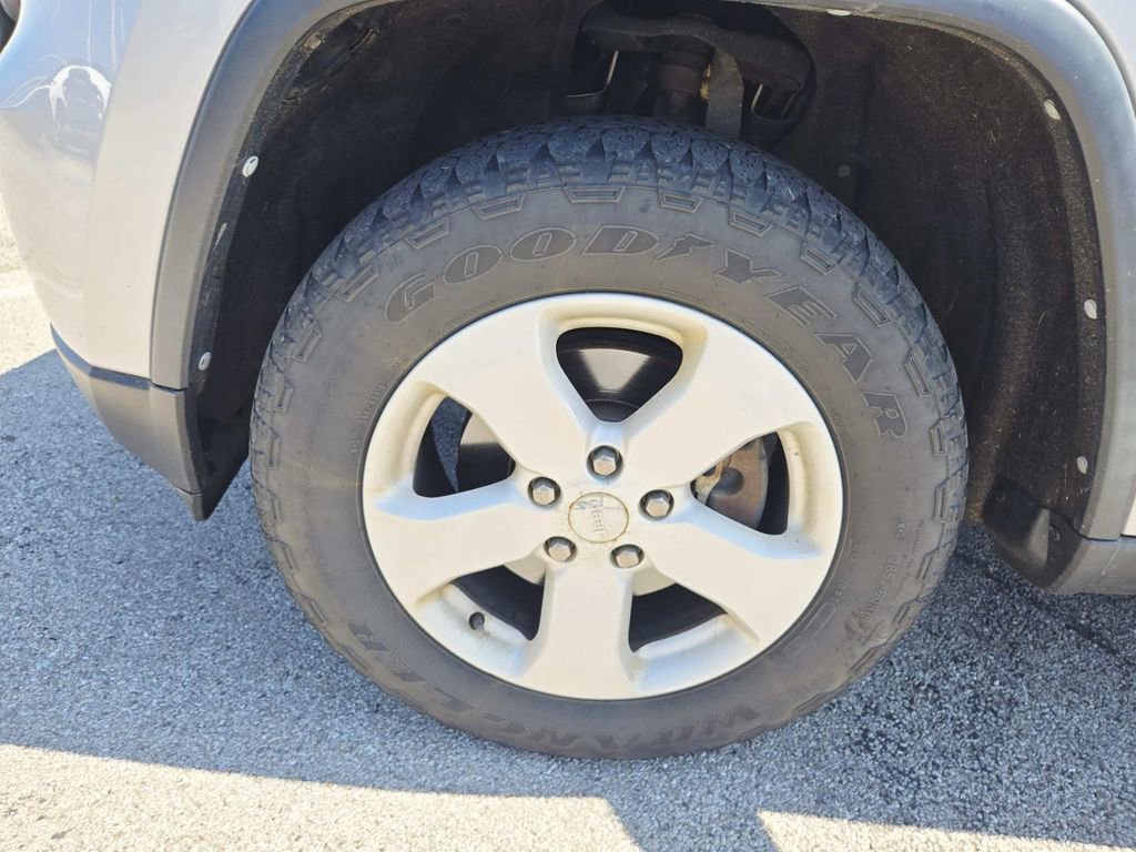Used 2013 Jeep Grand Cherokee Laredo image 17