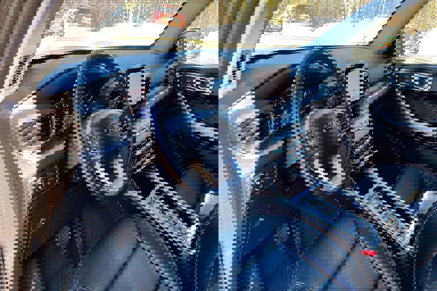 Used 2022 Ford Explorer XLT w/ Equipment Group 202A image 18