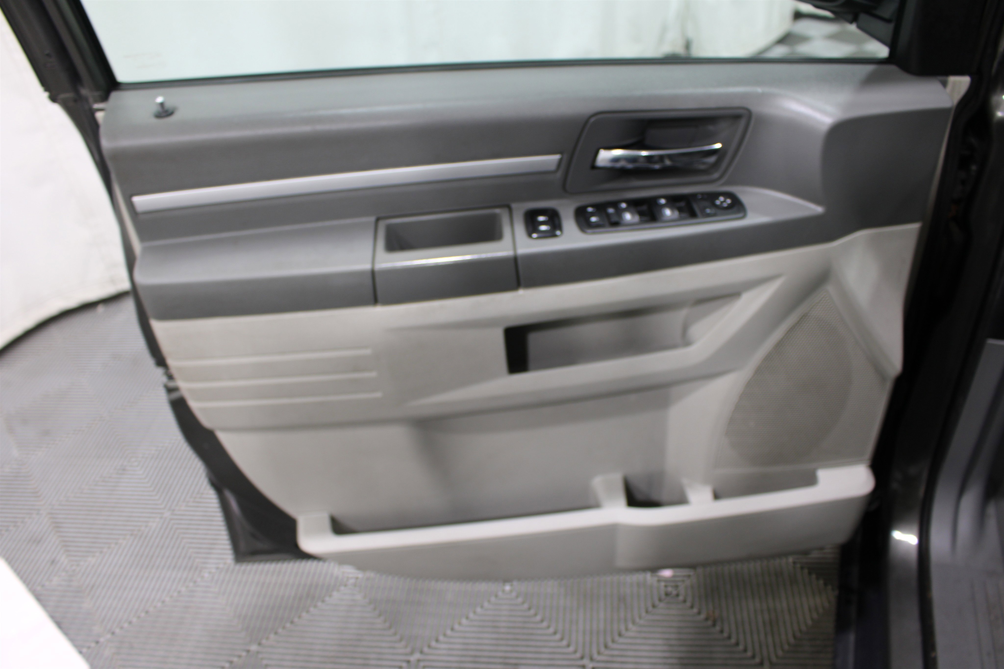 Used 2010 Dodge Grand Caravan SE FWD image 5