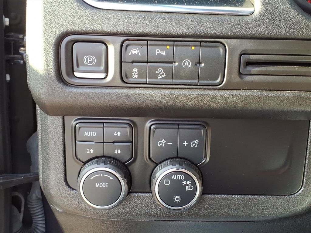 Used 2023 Chevrolet Suburban Premier image 18