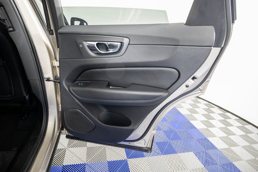 Used 2025 Volvo XC60 B5 Plus image 16