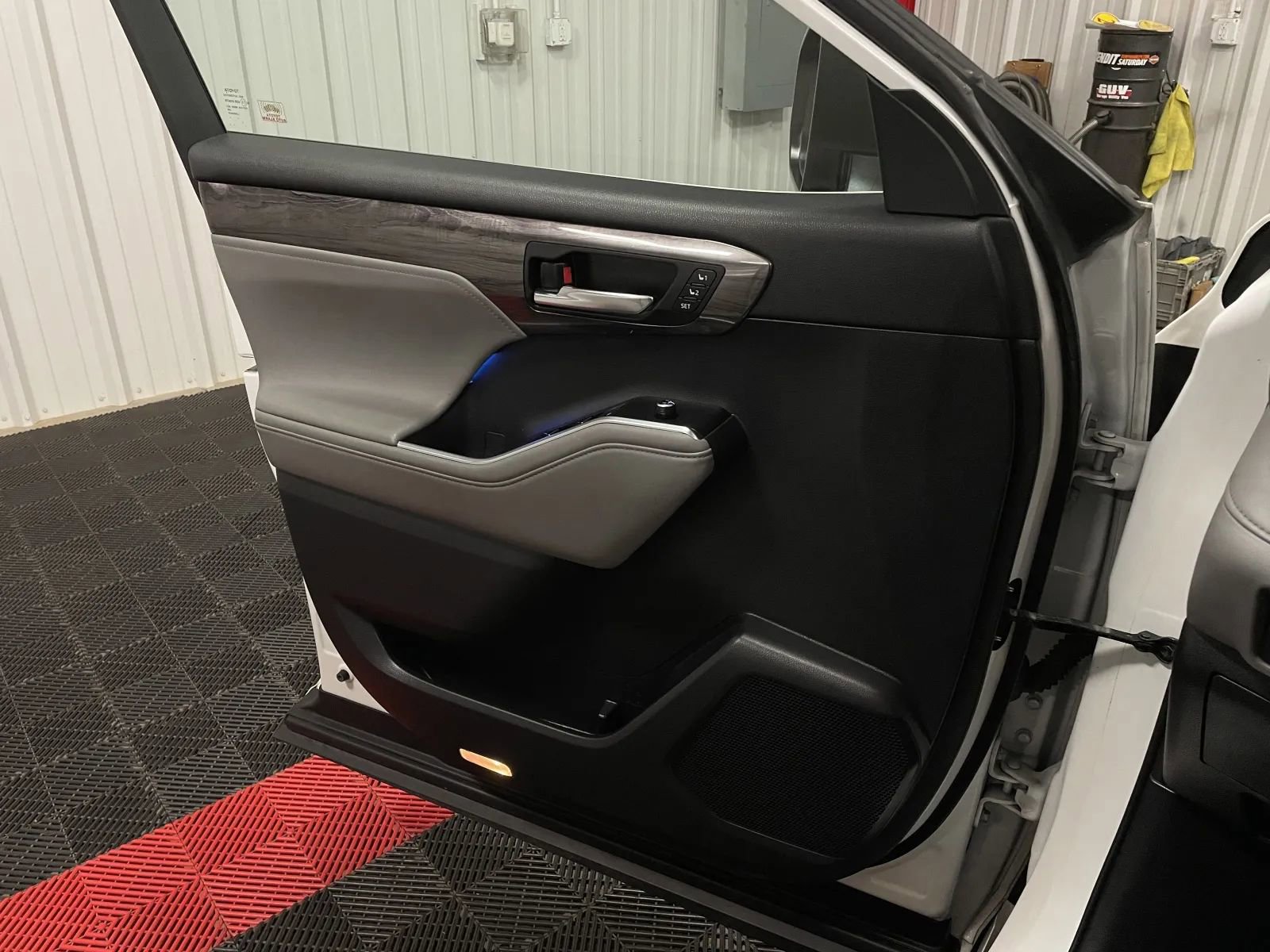 Used 2020 Toyota Highlander Limited image 28