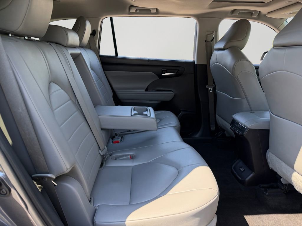 Used 2023 Toyota Highlander XLE AWD/4WD image 9