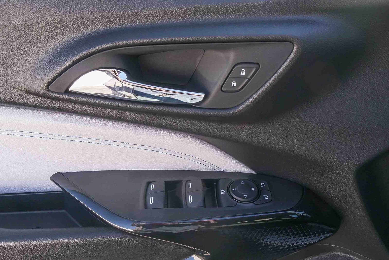 New 2026 Chevrolet Trax LT w/ LT Convenience Package FWD image 19