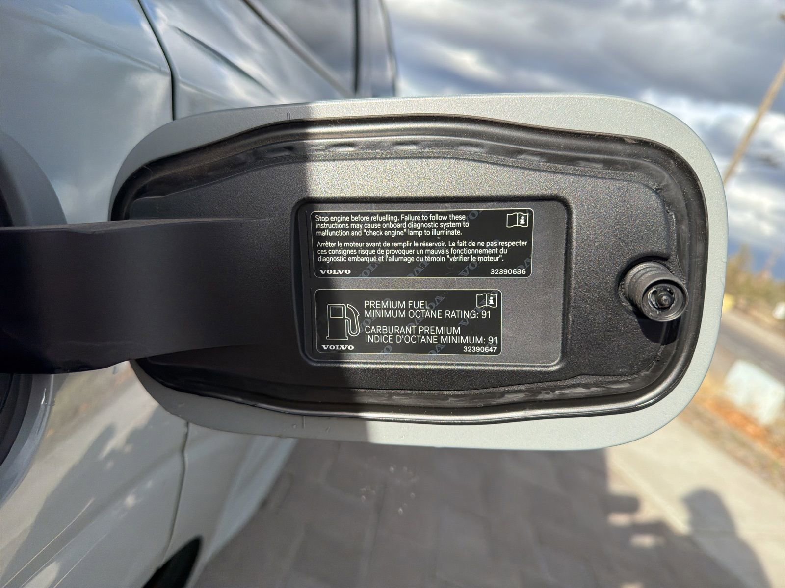 Certified 2025 Volvo XC60 T8 Plus w/ Protection Package Premier image 14