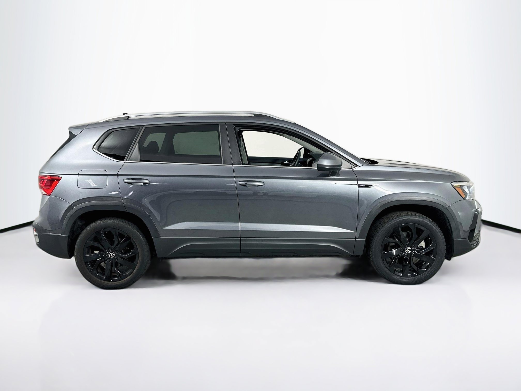 Used 2022 Volkswagen Taos SE FWD image 4