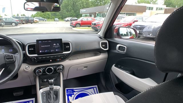 Used 2024 Hyundai Venue SEL FWD image 22