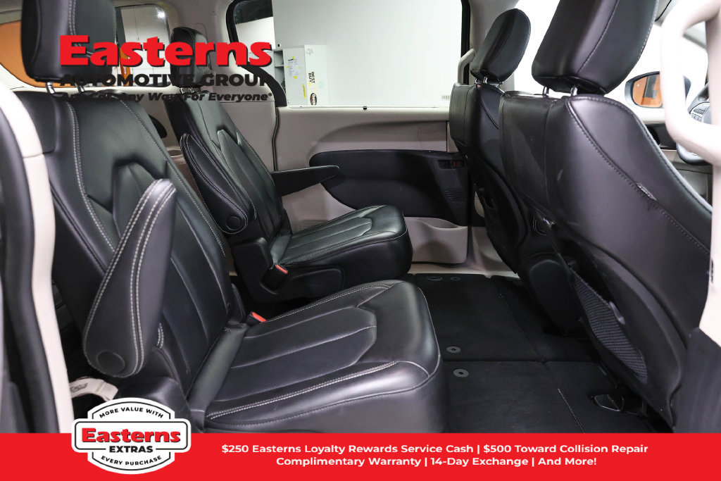 Used 2023 Chrysler Pacifica Touring-L FWD image 25