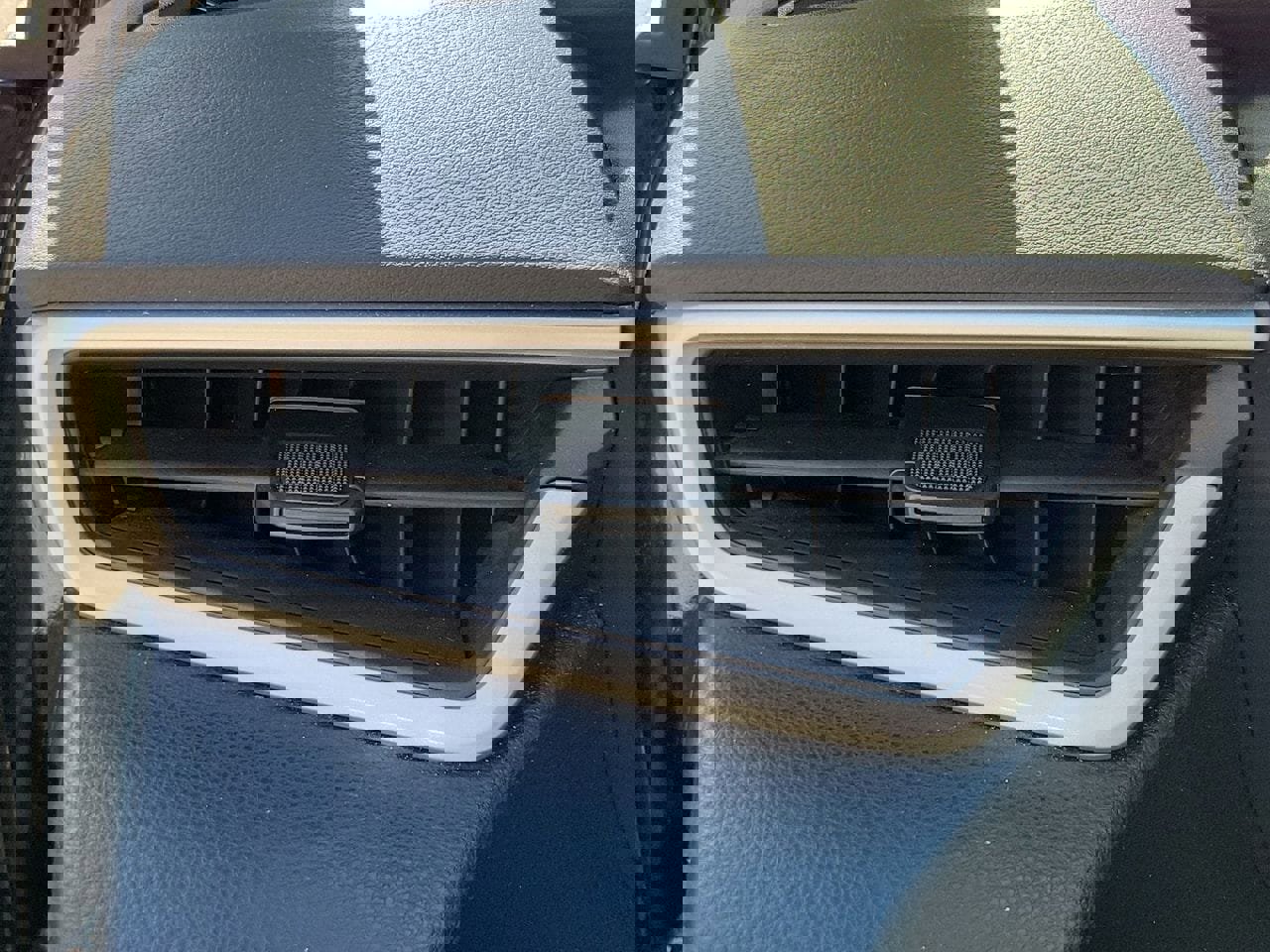 Used 2025 Toyota Corolla LE image 30