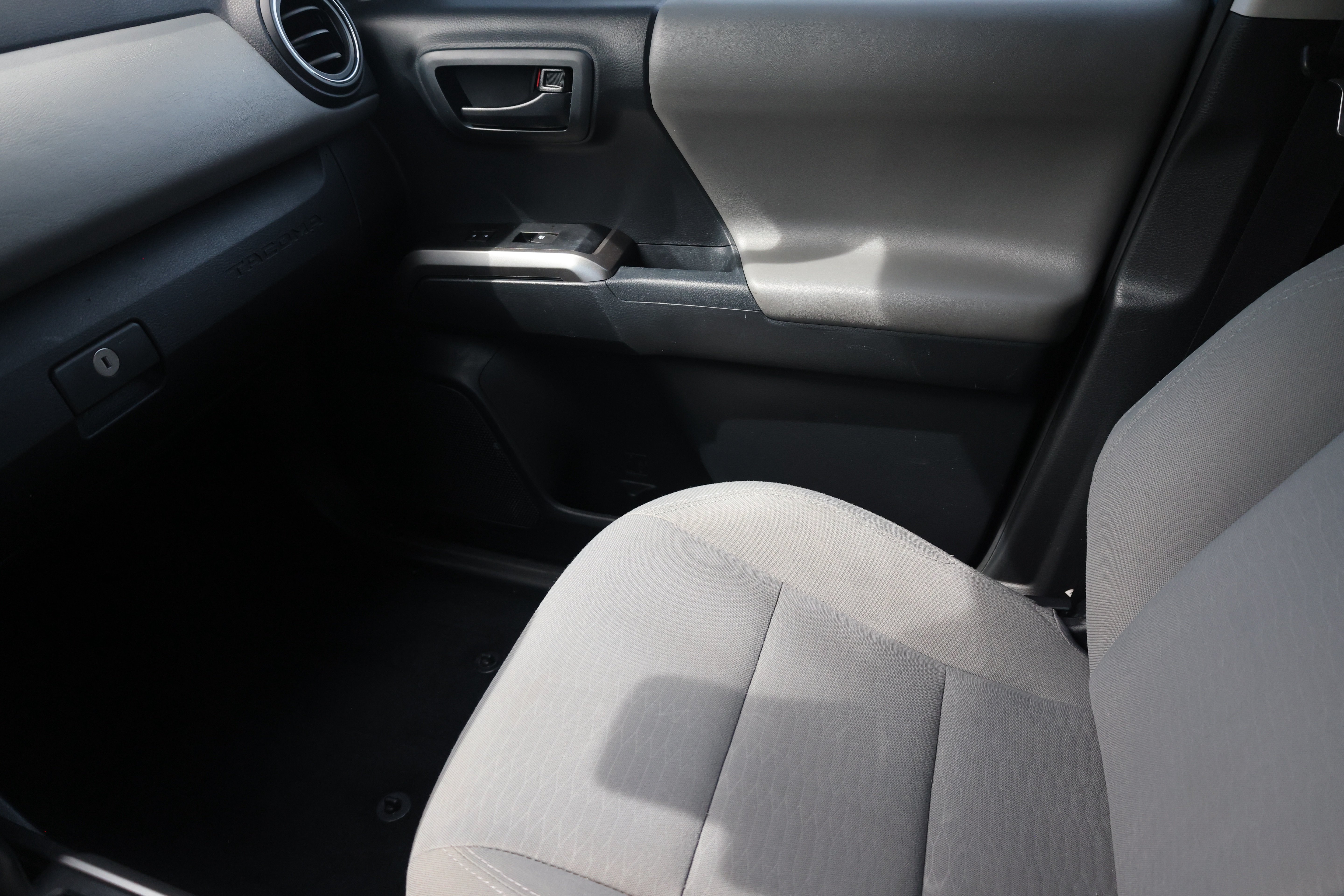 Used 2019 Toyota Tacoma SR5 RWD image 12