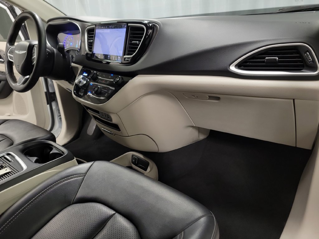 Used 2024 Chrysler Pacifica Touring-L FWD image 31