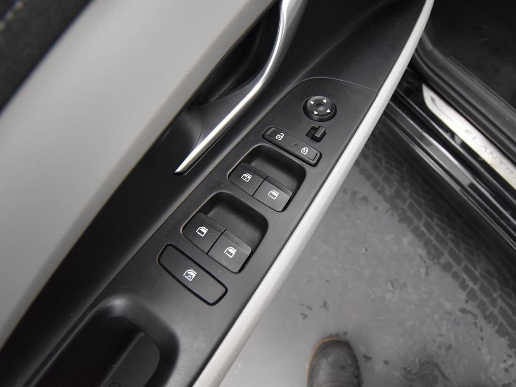 Used 2022 Hyundai Elantra Limited image 13