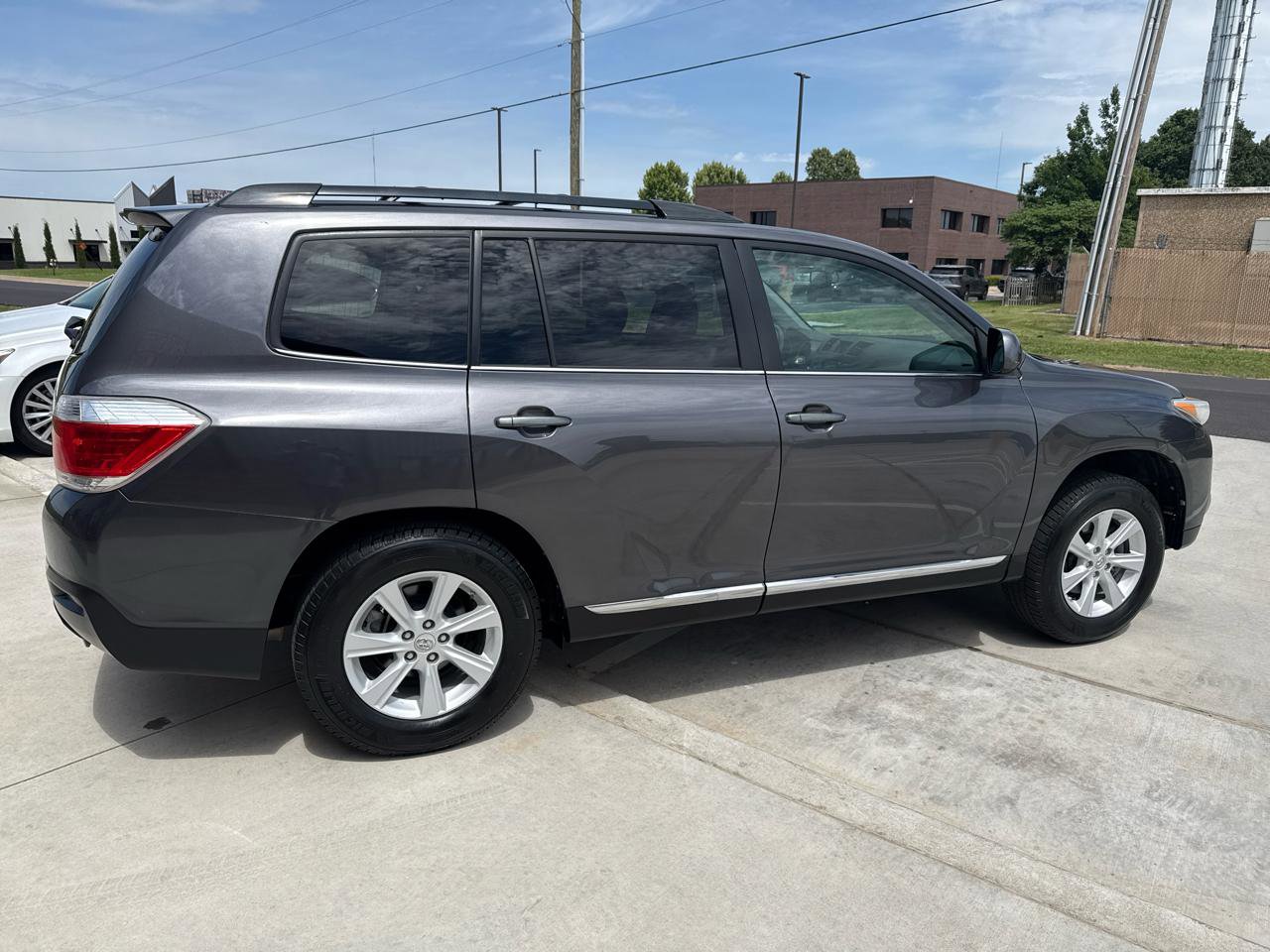 Used 2012 Toyota Highlander SE FWD image 10