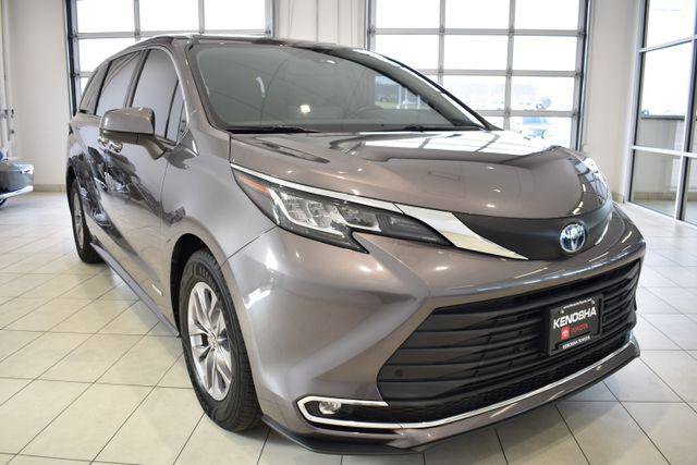 Certified 2021 Toyota Sienna XLE FWD image 1
